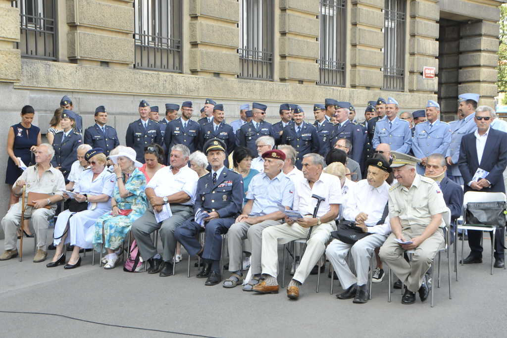 Zástupci armády, váleční veteráni i příslušníci Vzdušných sil AČR