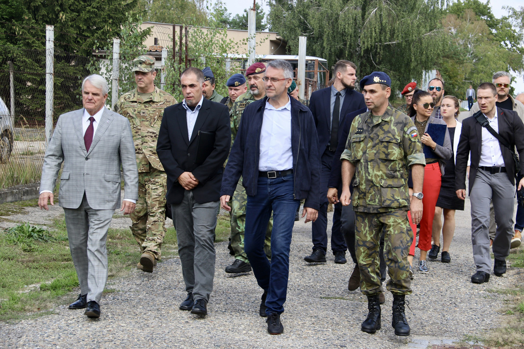 Ukázkového dne cvičení Ample Strike se zúčastnila řada zahraničních hostů včetně  velvyslance Spojených států amerických Stephena B. Kinga (vlevo)