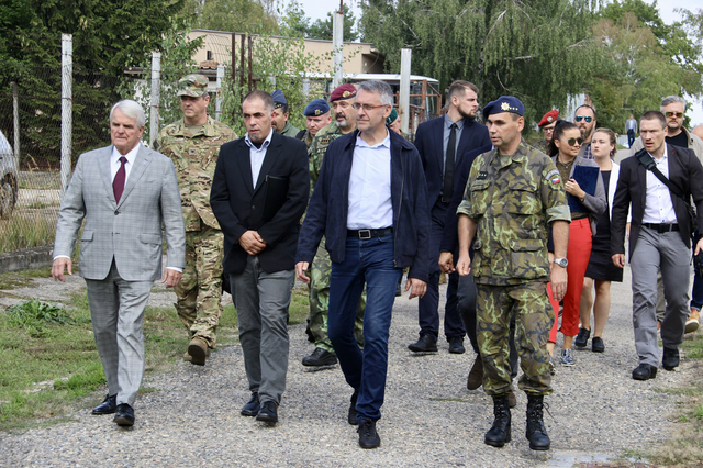 Ukázkového dne cvičení Ample Strike se zúčastnila řada zahraničních hostů včetně  velvyslance Spojených států amerických Stephena B. Kinga (vlevo)