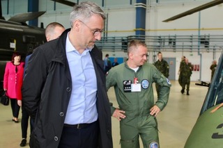 Ministr Metnar při prohlídce vrtulníku
