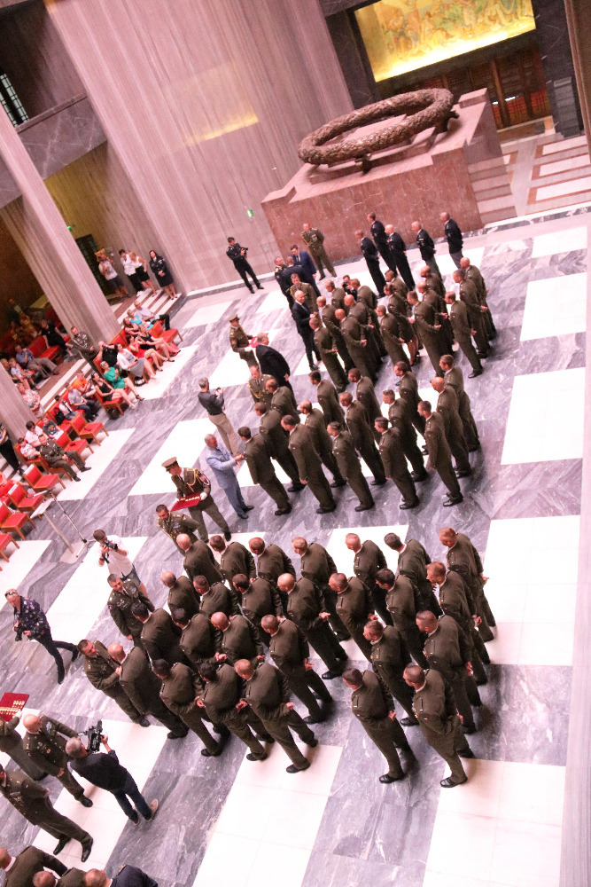 Pohled na dekorované vojáky z výšky