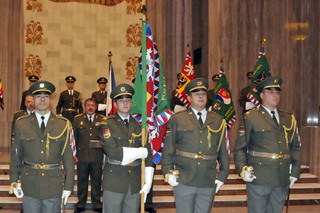 Vojáci ve slavnostních uniformách se státní vlajkou a bojovým praporem při ceremoniálu na Vítkově.