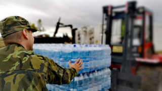 Logistici přepravují různý materiál od potravin až po těžkou pásovou techniku