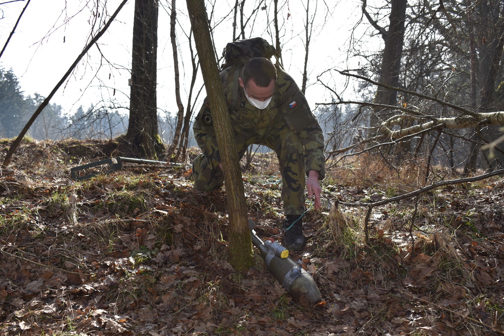 zneškodňování nalezené munice – dělostřelecká mina 120mm s improvizovaným iniciačním zařízením
