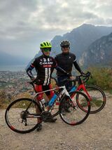 Michal Strejc na kolech se svým synem v Itálii, oblast Garda