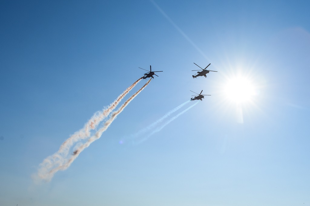 Přelet vrtulníků Mi-24 s trikolórou