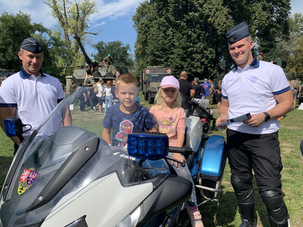 Malí i velcí návštěvníci si vyzkoušeli motocykly Hradní stráže