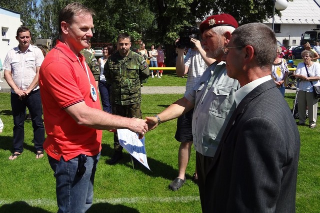 Ředitel školy přebírá šek od opavských legionářů 