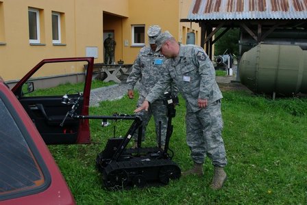 Ženisté se učili, jak zvládnout pyrotechnické roboty. Pomáhali jim při tom Američané