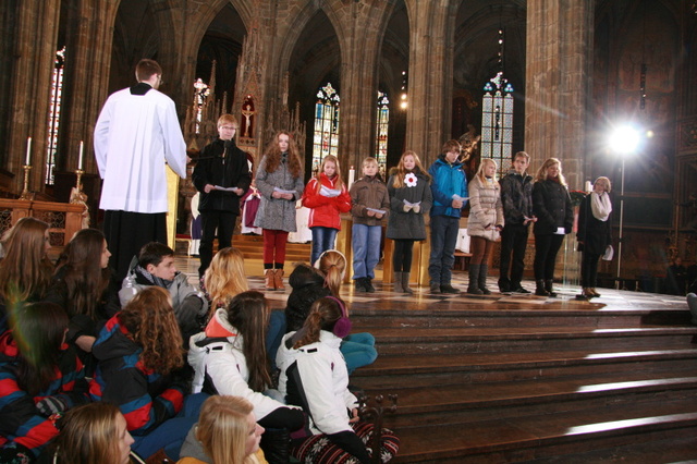 Součástí mše byly také přímluvy, které četly děti ze stonožkových škol