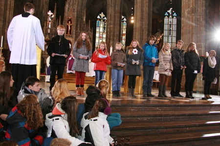 Chrám svatého Víta dnes patřil stonožkovým dětem a vojákům