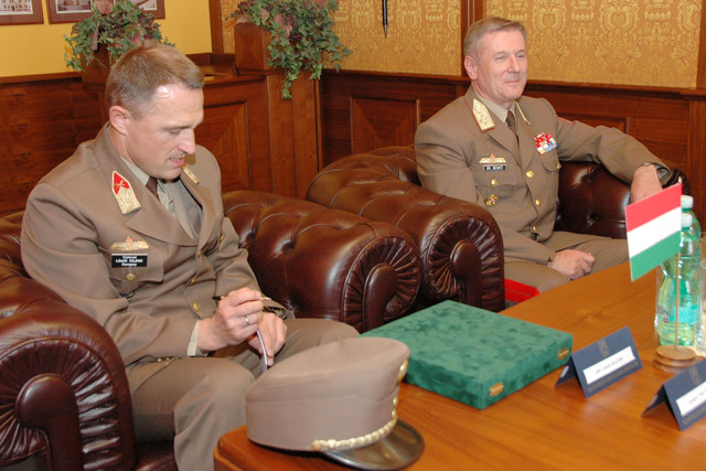 Generál Tibor Benkö (vpravo) na ministerstvu obrany