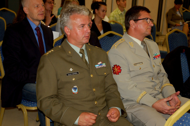Hlavní veterinární lékař plk. Jaromír Vopršal s ředitelem Agentury vojenského zdravotnictví brig. gen. Božetěchem Jurenkou