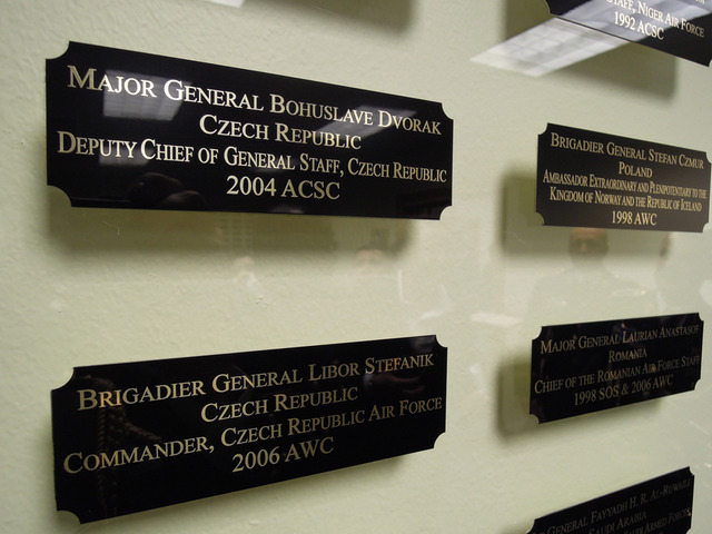 Štítky se jmény českých generálů v Síni slávy Letecké univerzity USAF. Umístěna byla i cedulka s trochu zkomoleným jménem generála Dvořáka, který se nemohl ceremoniálu osobně účastnit