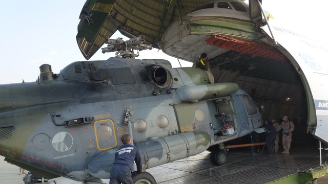 Archivní fotografie z nakládky transportního vrtulníku Mi-171š v Afghánistánu