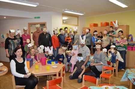  Na závěr přátelského posezení proběhlo společné focení ve vlastnoručně vyrobených maskách