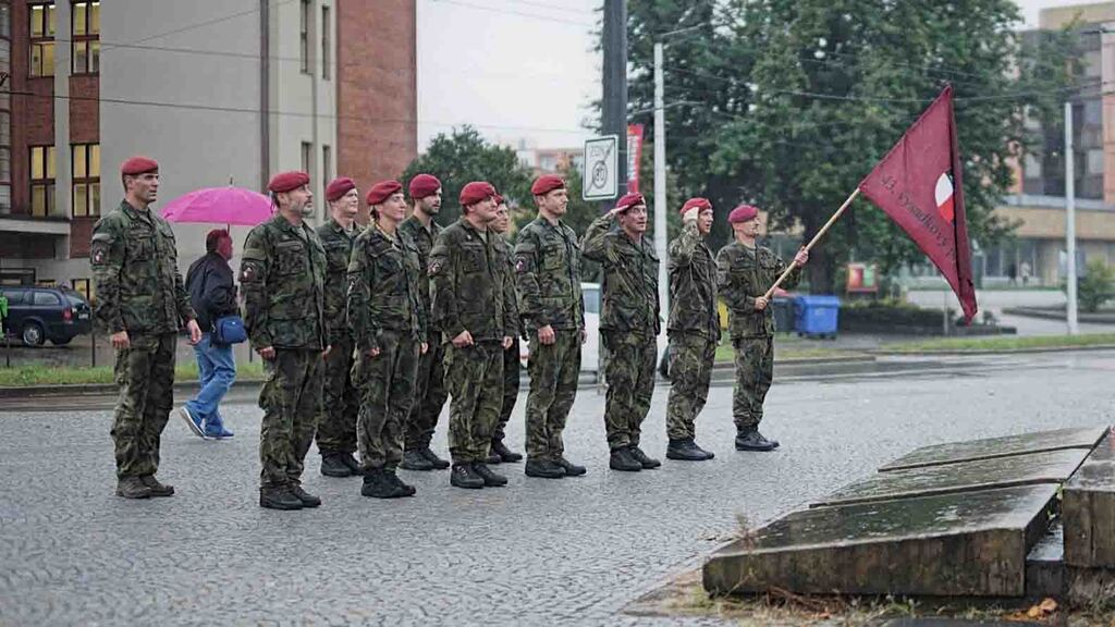  Někteří běžci se na své trase zastavili u památníku a pietních míst, aby si připomněli památku svých kolegů a kamarádů