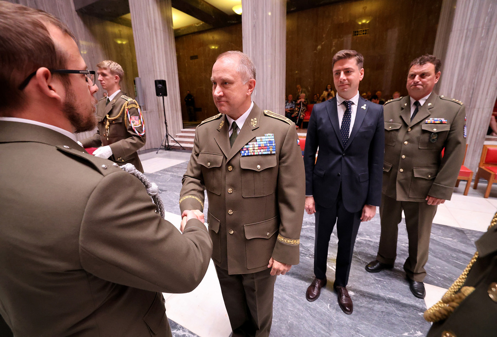 Vojáci slavnostně nastoupili na Vítkově po návratu ze zahraničních operací