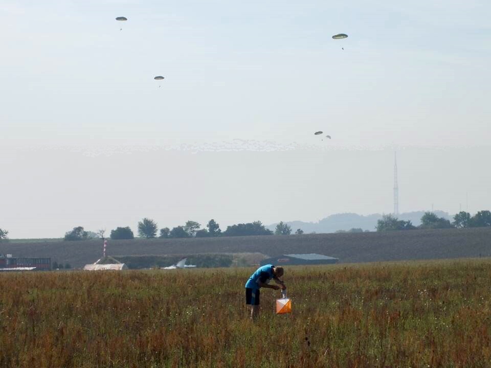 Označování štítku, v pozadí právě probíhající seskoky průzkumníků výsadkařů ze 102.pzpr 