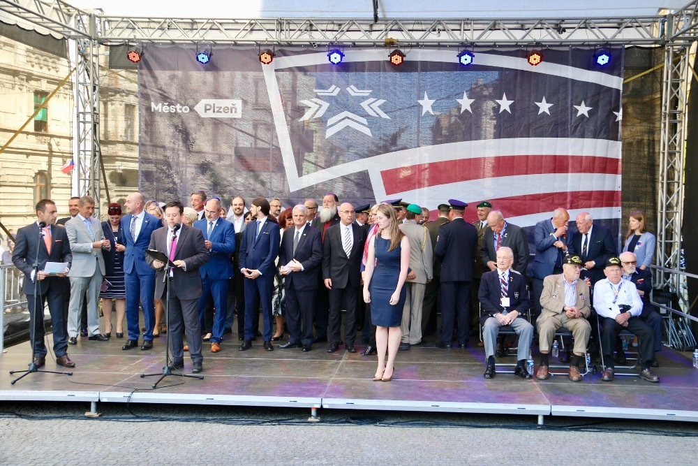 Významní hosté na pódiu u památníku Díky, Ameriko!