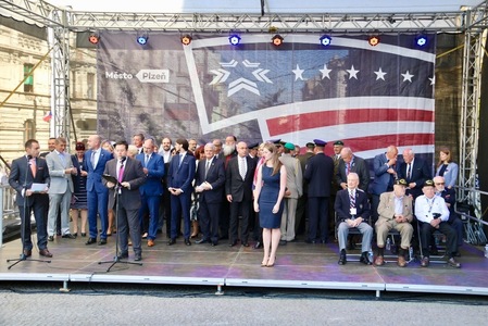Významní hosté na pódiu u památníku Díky, Ameriko!