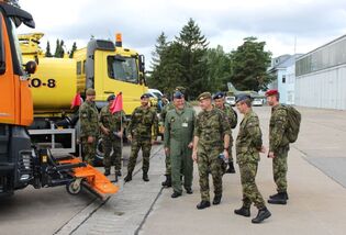  Prohlídka vystavené speciální letitštní techniky používané k údržbě letištních ploch 