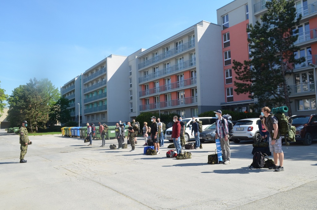  Četa poslouchá pokyny k ubytování před internáty