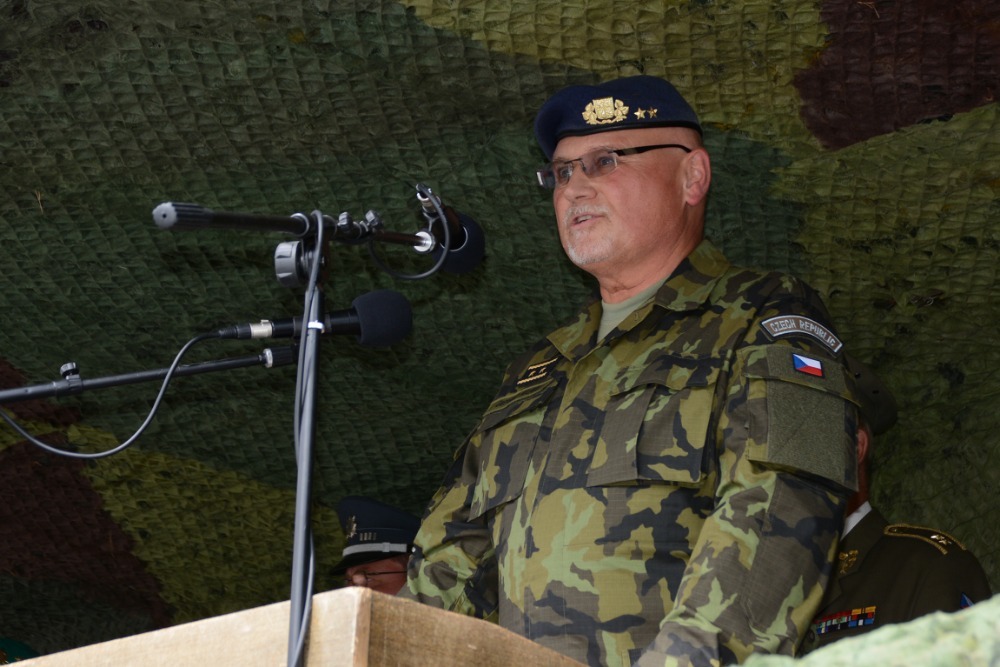  Generálmajor Jaromír Alan hovořil jménem velení AČR