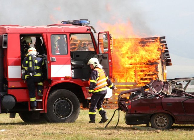 Na uhašení požáru byli přivoláni příslušníci IZS