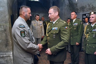 Major Robert Zahuranec převzal ocenění od příslušníků úseku přípravy kurzu Komando
