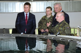  Ministr zahraničních věcí zavítal i na univerzální cvičiště jízdy tanků pod vodou