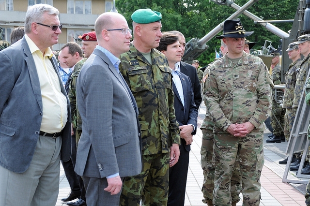 Při prohlídce techniky AČR zleva senátor Bárek, premiér Sobotka, velitel posádky VeV-VA plk. Kopecký, velvyslanec USA Schapiro a velitel 2. jízdního pluku US Army plk. Meyer