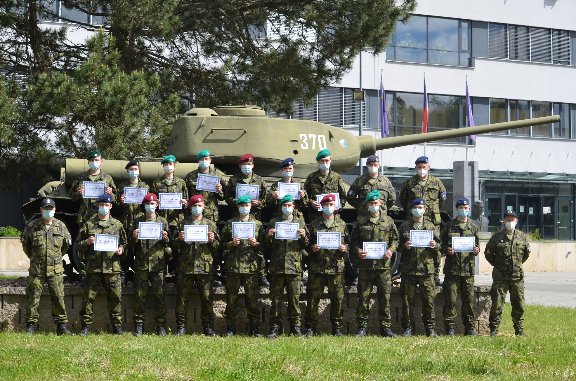 Společné foto týmu, včetně instruktorů, jehož součástí byl i Jan Hladký