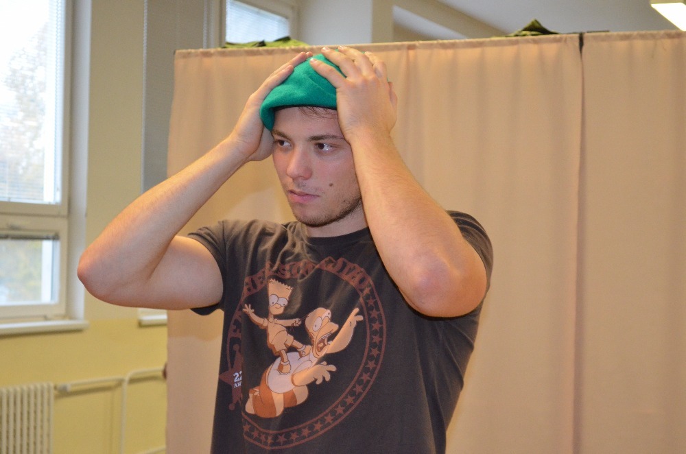  Také baret musí dobře sedět na hlavě