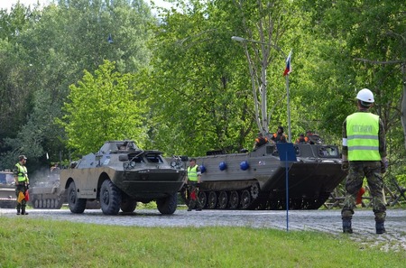 U plavby každého vozidla (zde BRDM) musí být v pohotovosti záchranná a vyprošťovací služba