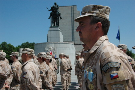Vlastimil Picek a generál Pavel ocenili vojáky po návratu z mise