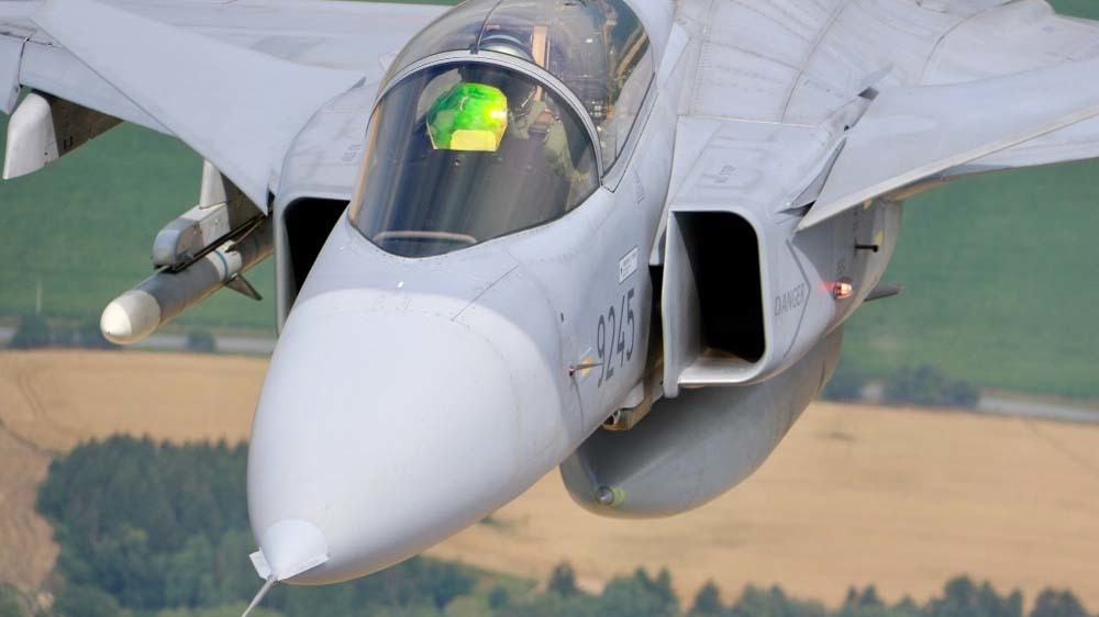 Nad Čáslaví fotografům pózovaly letouny CASA, L-159 Alca a Gripeny