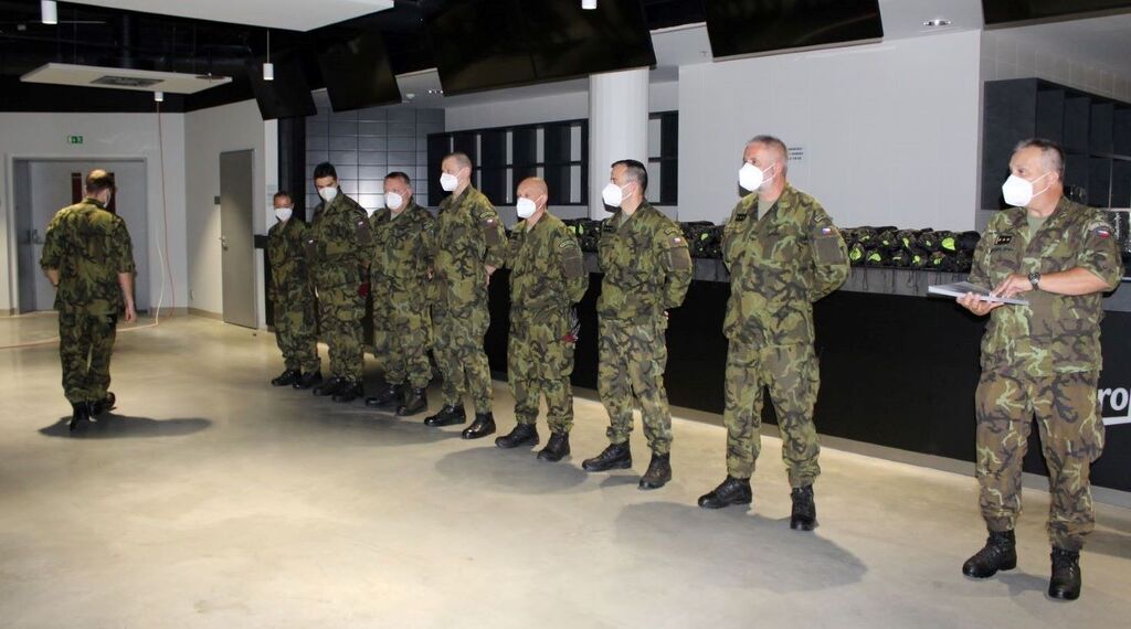 Plukovník Marián Margai předává pamětní listy  