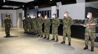 Plukovník Marián Margai předává pamětní listy  