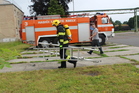 Přenést dva kusy  nastavovacích žebříků