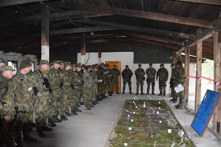 Plánování nadcházející operace probíhá u plastického stolu