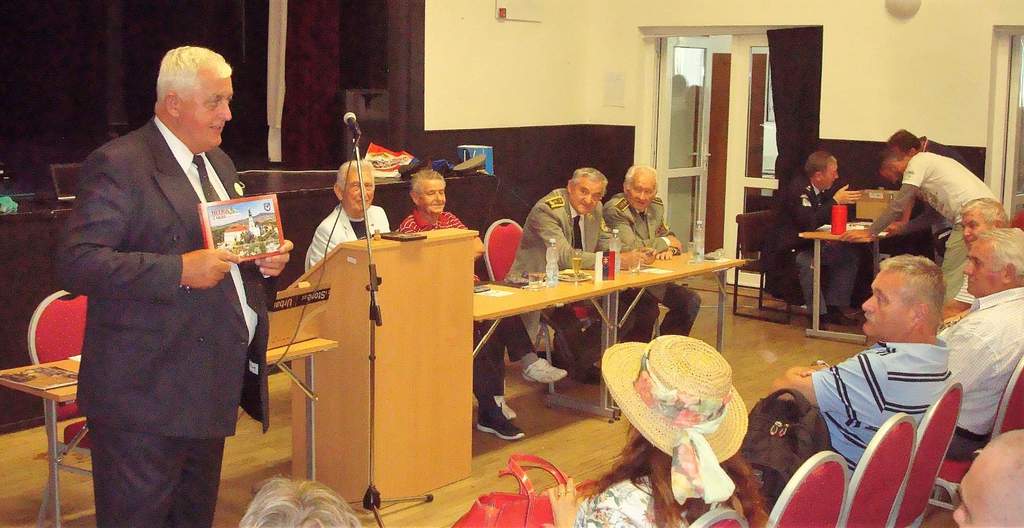 Úvodní slovo organizátor setkání pplk. v.v. Miloslav Prskavec v Domu Matice slovenské,  představuje knihu Nitra z nebe 
