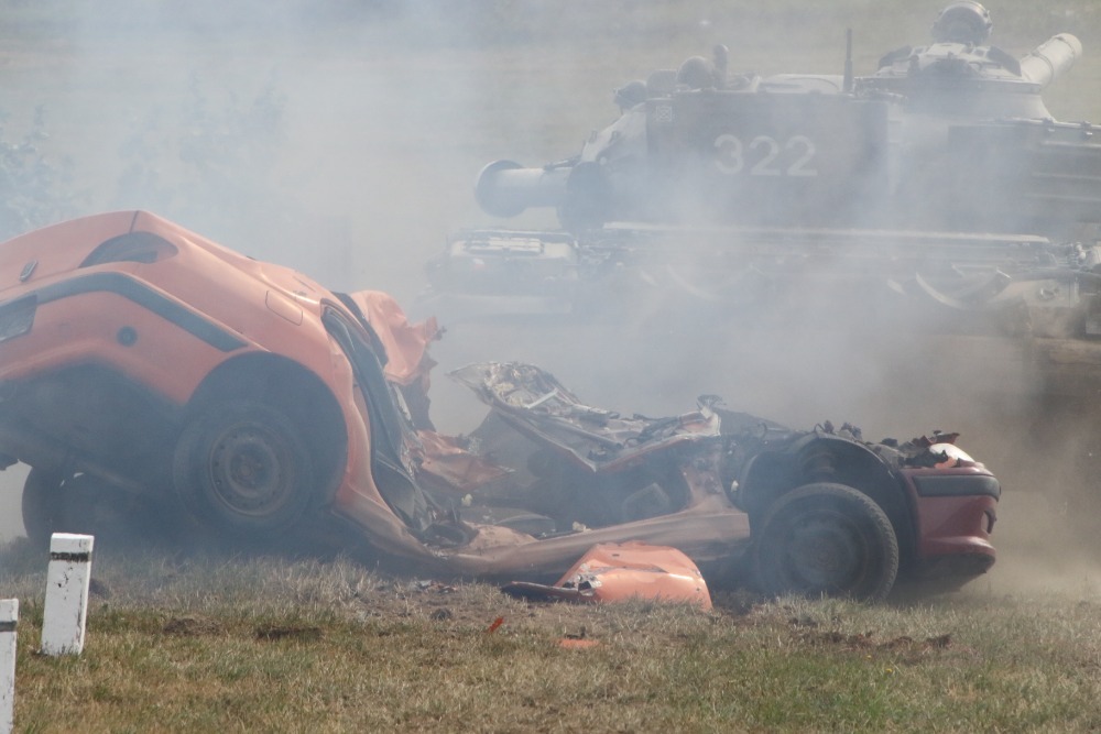 Tank si hravě poradil s hořícím vozidlem