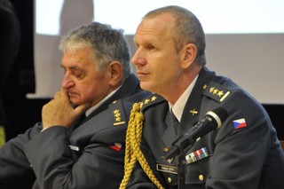 Předseda Českého svazu letectví Oldřich Pelčák (vlevo) a plk. Lubomír Sitta, ředitel odboru dohledu nad vojenským letectvím MO