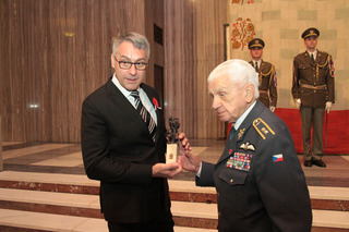 War veteran, Major General Emil Bocek, presenting the Czech Lion statuette to Minister Metnar