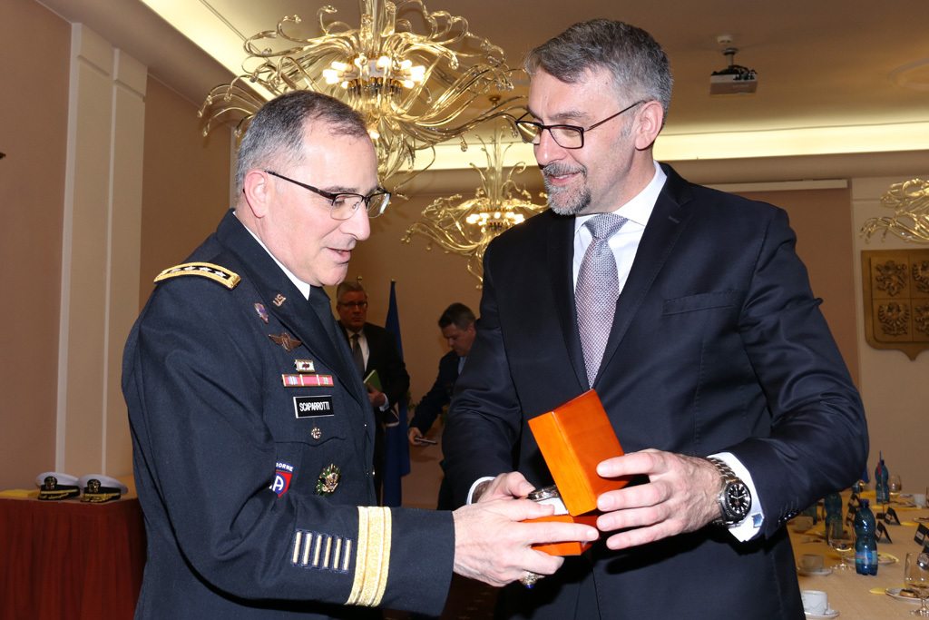 Ministr obrany Lubomír Metnar předává generálu Curtisu M. Scaparrottimu dar