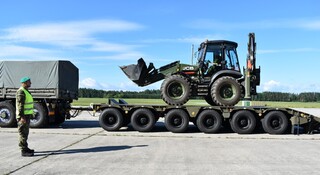 Nakládání zemního stroje JCB 4CX