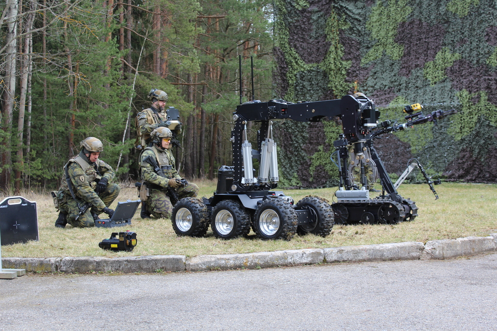 ukázka použití robotů při oficiálním předávání EOD vybavení