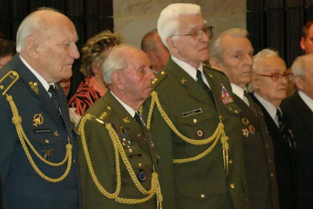  plukovník v.v. Andrej Koba při slavnostním ceremoniálu v památníku II. světové války v Hrabyni