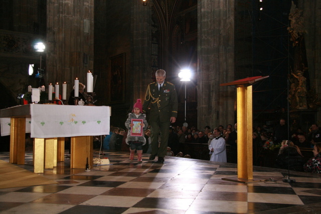 Čtyřletou Markétku Hejlovou s darem, doprovodil ke kardinálovi Dukovi generál Petr Pavel